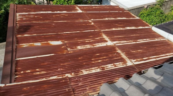 トタン波板屋根の錆びが進行　増築部